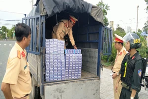 Thấy công an, tài xế bỏ chạy để lại xe tải đầy thuốc lá