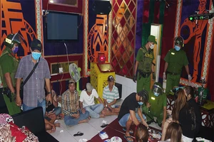 Quản lý, nhân viên quán karaoke cùng khách chơi ma túy