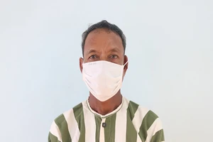 Thấy người khác đứng cạnh giường vợ liền vung dao chém