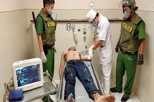 Nghi ngáo đá tự gây thương tích, chống trả công an