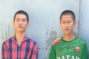 2 thiếu niên cầm búa ra đường cướp lấy tiền đi nhậu