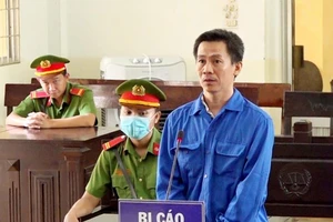 Trưởng cửa hàng xăng dầu tham ô tiền tỉ đi đánh bạc