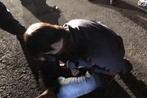 Kẻ trộm gà tấn công lại công an khi bị truy đuổi