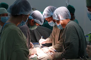 Thanh niên 25 năm sống trong cảnh không có hậu môn