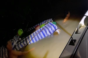 Ngủ say trên ghe, 2 vợ chồng suýt mất mạng