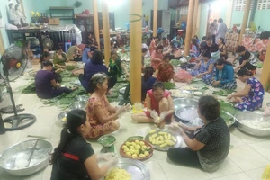 Phật tử gói 10.000 đòn bánh tét gửi đồng bào miền Trung