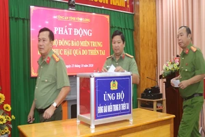 Công an Vĩnh Long và Đồng Tháp góp hơn 1 tỉ gửi miền Trung