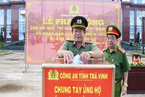 Công an tỉnh Trà Vinh đóng góp ủng hộ miền Trung