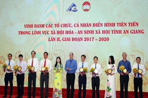 An Giang: Vinh danh 330 tổ chức, cá nhân đóng góp hơn 1.600 tỉ