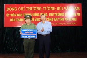 Thưởng nóng lực lượng bắt nhóm mang 51kg vàng qua biên giới