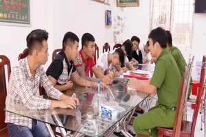 Nhóm thanh thiếu niên đập phá quán buffet ở Vĩnh Long