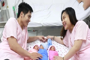 6 em bé ra đời từ hai ca tam thai tự nhiên hiếm gặp 