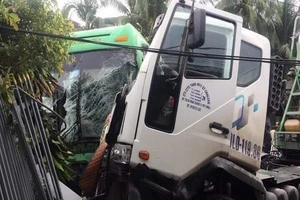 6 người trên ô tô khách bị thương sau va chạm với xe bồn 