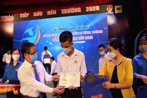 1,2 tỉ đồng tiếp sức 118 tân sinh viên Miền Tây đến trường