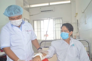 Người đàn ông bị đứt gần lìa cổ tay, chân khi đang cắt tỉa cây