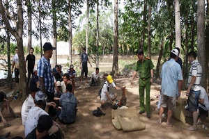 Bắt 36 người tụ tập đá gà ở vườn sao tại TP Long Xuyên