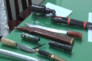 Kẻ buôn ma túy cất giấu nhiều vũ khí thô sơ trong nhà