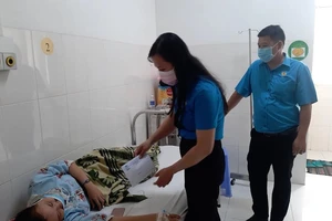 60 công nhân nhập viện cấp cứu sau bữa trưa tại công ty