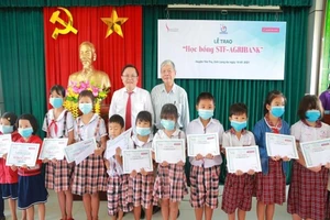 Nhiều học sinh Long An được tiếp sức đến trường