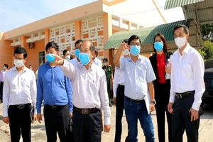 Đoàn đi kiểm tra tại Phòng khám đa khoa Quân dân y Giồng Găng và Cửa khẩu quốc tế Dinh Bà. Ảnh: VK