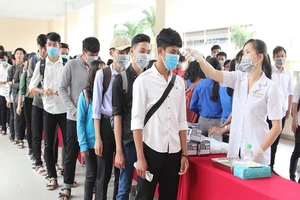 Đo thân nhiệt cho sinh viên. Ảnh Hải Dương