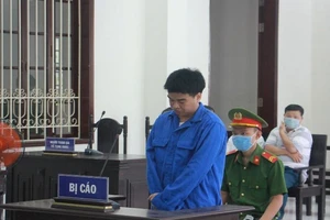 Cựu cán bộ Văn phòng đăng ký đất đai lừa 42 tỉ chơi cá độ