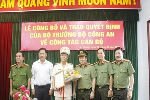 Thượng tá Lê Phú Thạnh nhận quyết định bổ nhiệm giữ chức vụ Phó Giám đốc Công an tỉnh An Giang. Ảnh: HD