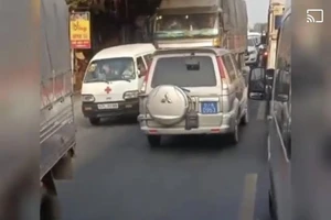 Giám đốc Công an An Giang chỉ đạo xử lý xe biển xanh lấn làn