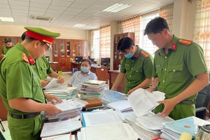 An Giang: Bắt 3 cán bộ thuế