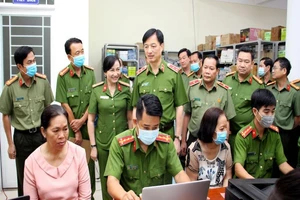 Thứ trưởng Nguyễn Duy Ngọc đã đến kiểm tra thực tế công tác cấp CCCD gắn chíp điện tử tại Điểm cấp CCCD lưu động UBND phường Tân An. Ảnh: HD