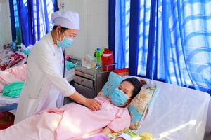 Chạy đua từng phút cứu mẹ con sản phụ bị sa dây rốn