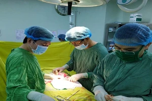 Người đàn ông tự bơm silicon vào “của quý” để tăng kích thước