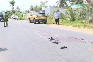 Văng ra đường sau va chạm, 2 người bị ô tô tông tử vong