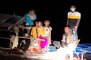 12 người nhiều lần tìm cách nhập cảnh trái phép về Việt Nam bằng đường thủy. Ảnh: QM