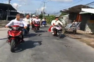 Chú rể rước dâu chạy xe không đội nón bảo hiểm còn nẹt pô