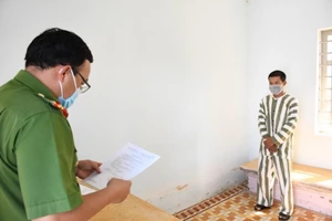 Công an đọc lệnh bắt tạm giam bị can Sơn Thanh Tuấn.