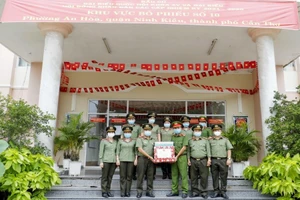 Công an Cần Thơ tặng khẩu trang cho lực lượng bảo vệ bầu cử