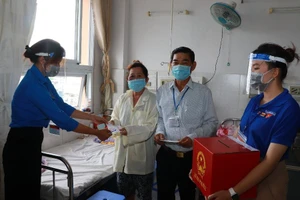 Cần Thơ: Mang hòm phiếu đến tận giường cho bệnh nhân bỏ phiếu