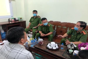 Đại tá Trần Văn Đoàn, Phó Giám đốc Công an tỉnh họp chỉ đạo điều tra vụ án. Ảnh: CACC