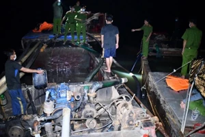 Công an Trà Vinh bắt quả tang 2 ghe hút trộm cát sông Cổ Chiên