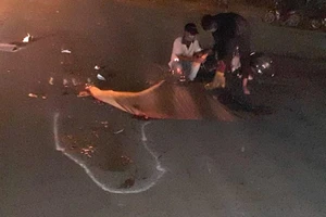 Chồng đau xót chứng kiến vợ chết thảm dưới bánh xe tải