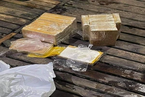 1 thanh niên nhảy sông bỏ lại thùng nhựa chứa hơn 7 kg ma túy