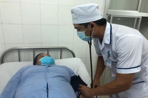 Hi hữu: Gắp mảnh xương cá nằm trong phế quản người phụ nữ suốt 1 năm