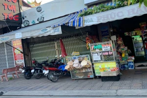 Các xe bán thức ăn, uống nhỏ lẻ lề đường. Ảnh: HD