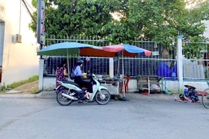 Người bán hàng rong thời điểm chưa giãn cách xã hội. Ảnh: HD