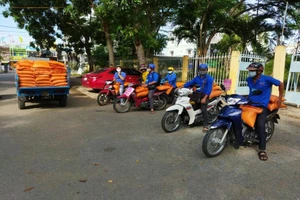 Đồng Tháp: Đội 'Shipper áo xanh' giúp người dân ở khu phong tỏa đi chợ