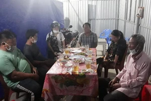 6 người tụ tập ăn nhậu bất chấp quy định giãn cách. Ảnh: HG