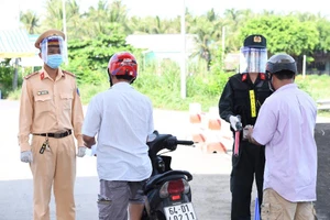 Trà Vinh thuê phương tiện đưa người và xe 2 bánh qua chốt kiểm soát y tế