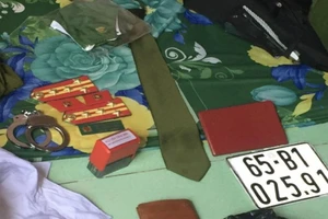 Cần Thơ: Mua trang phục công an, cầu vai Đại tá về sử dụng