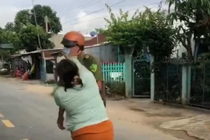 Chồng bị lập biên bản, vợ xông đến chửi và đánh công an